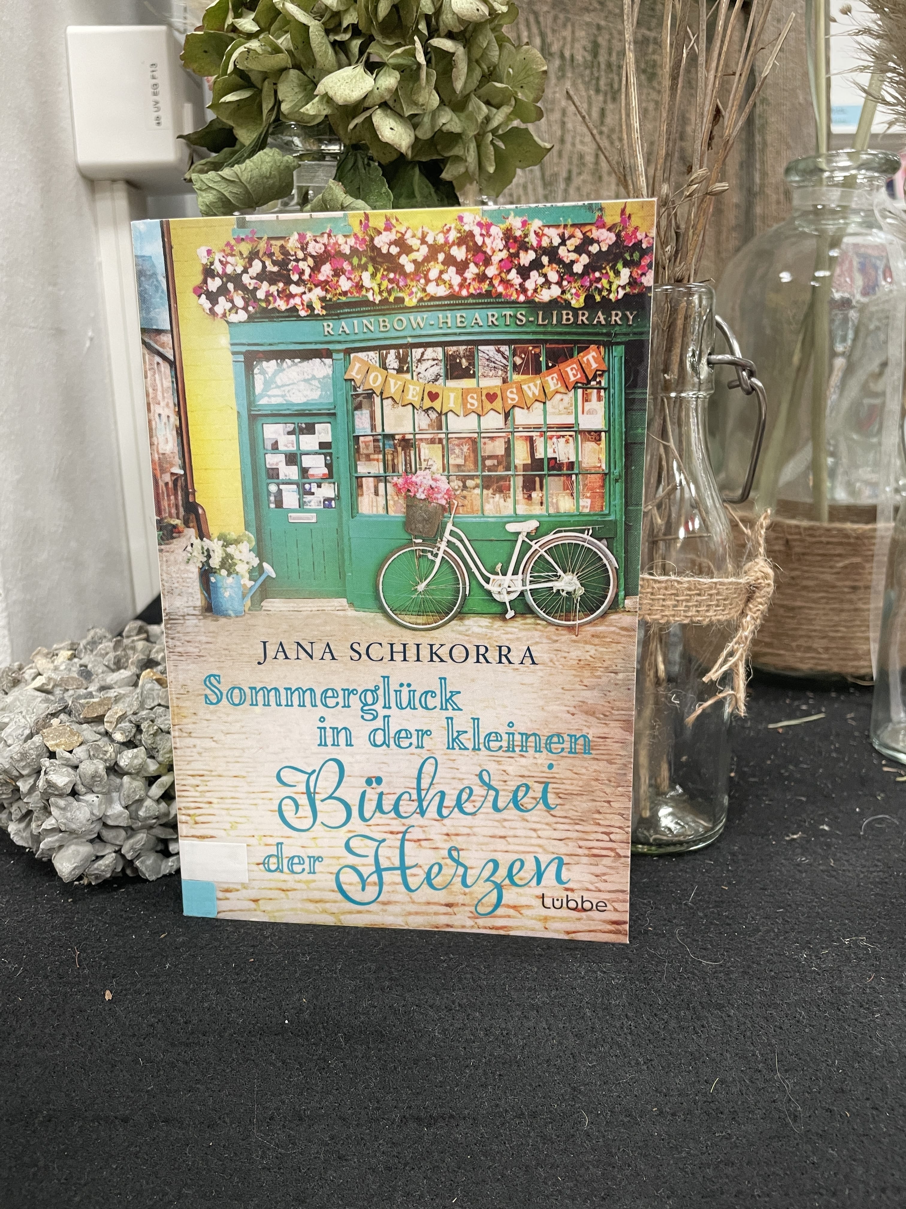Jana Schikorra, Sommerglück in der kleinen Bücherei der Herzen