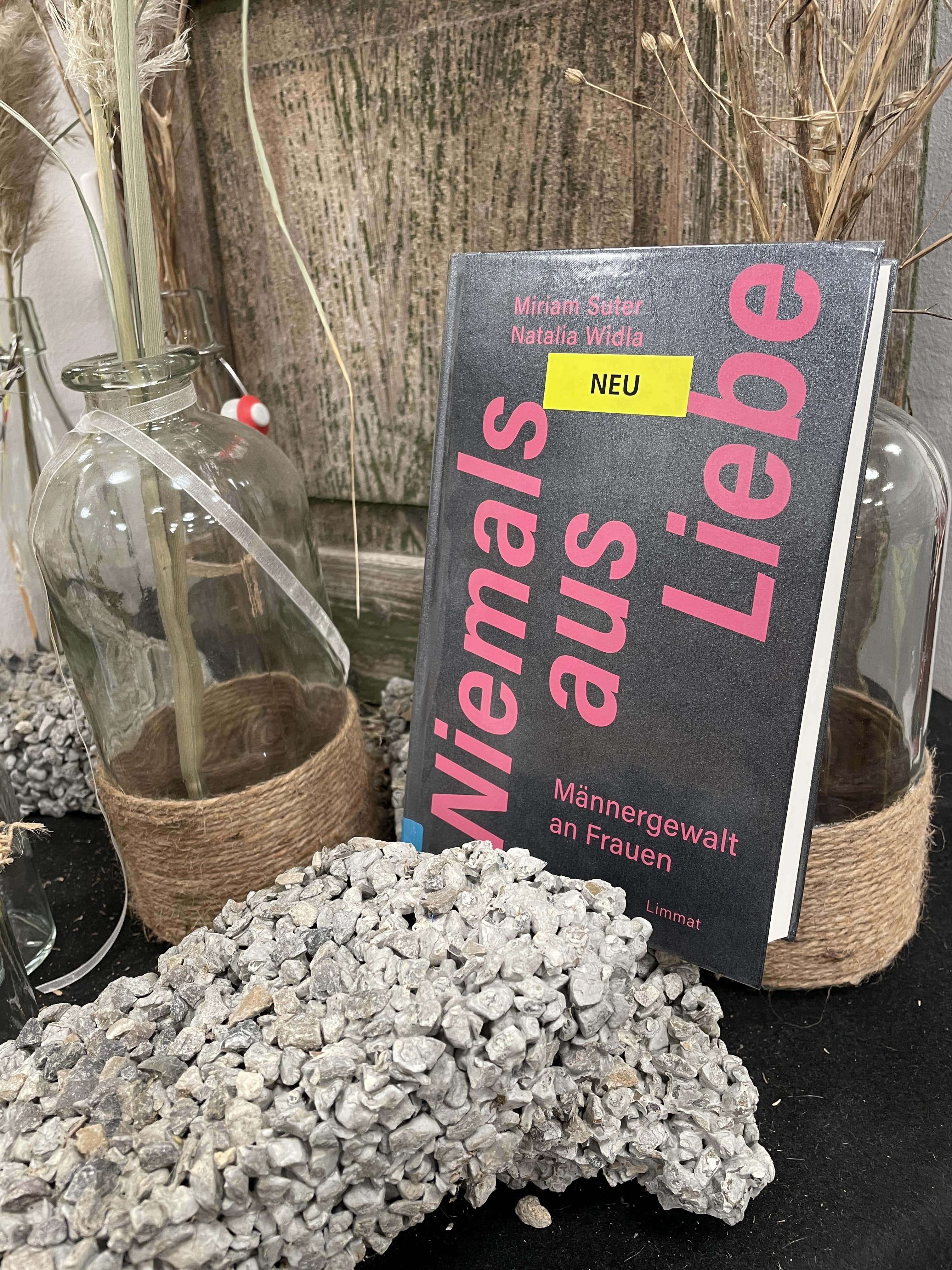 Miriam Suter und Natalia Widla, Niemals aus Liebe