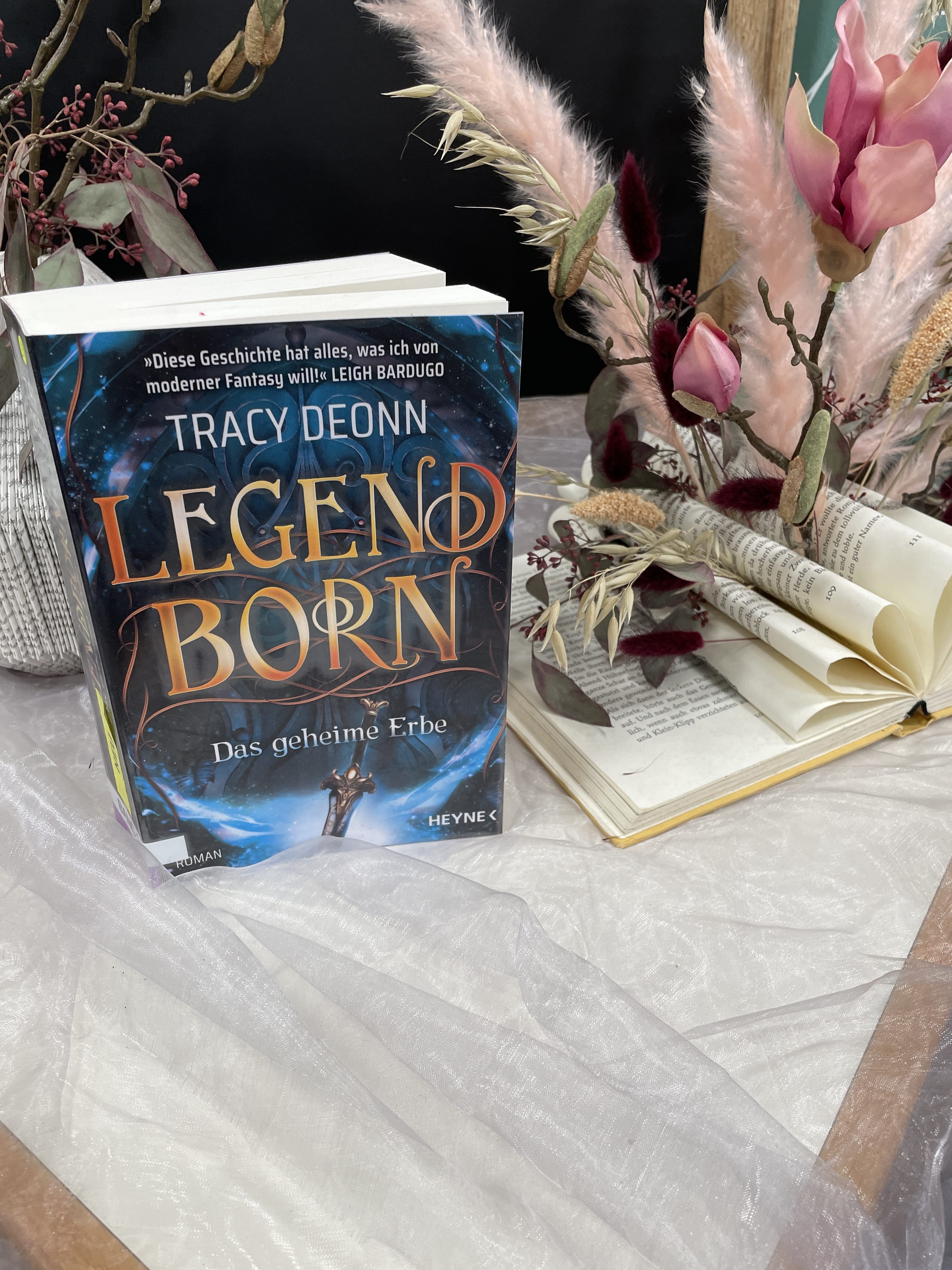 Tracy Deonn, Legend Born