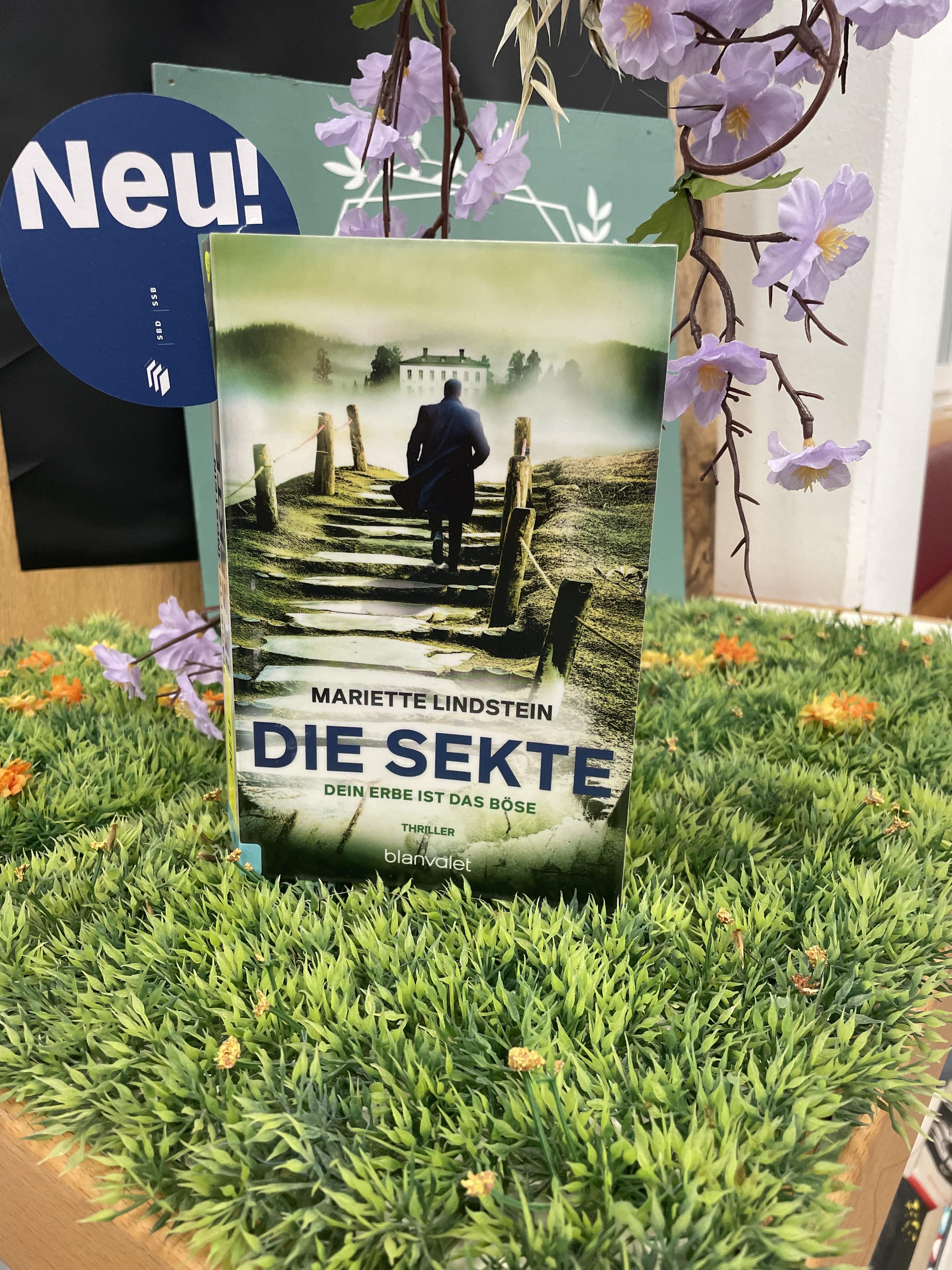 Mariette Lindstein, Die Sekte