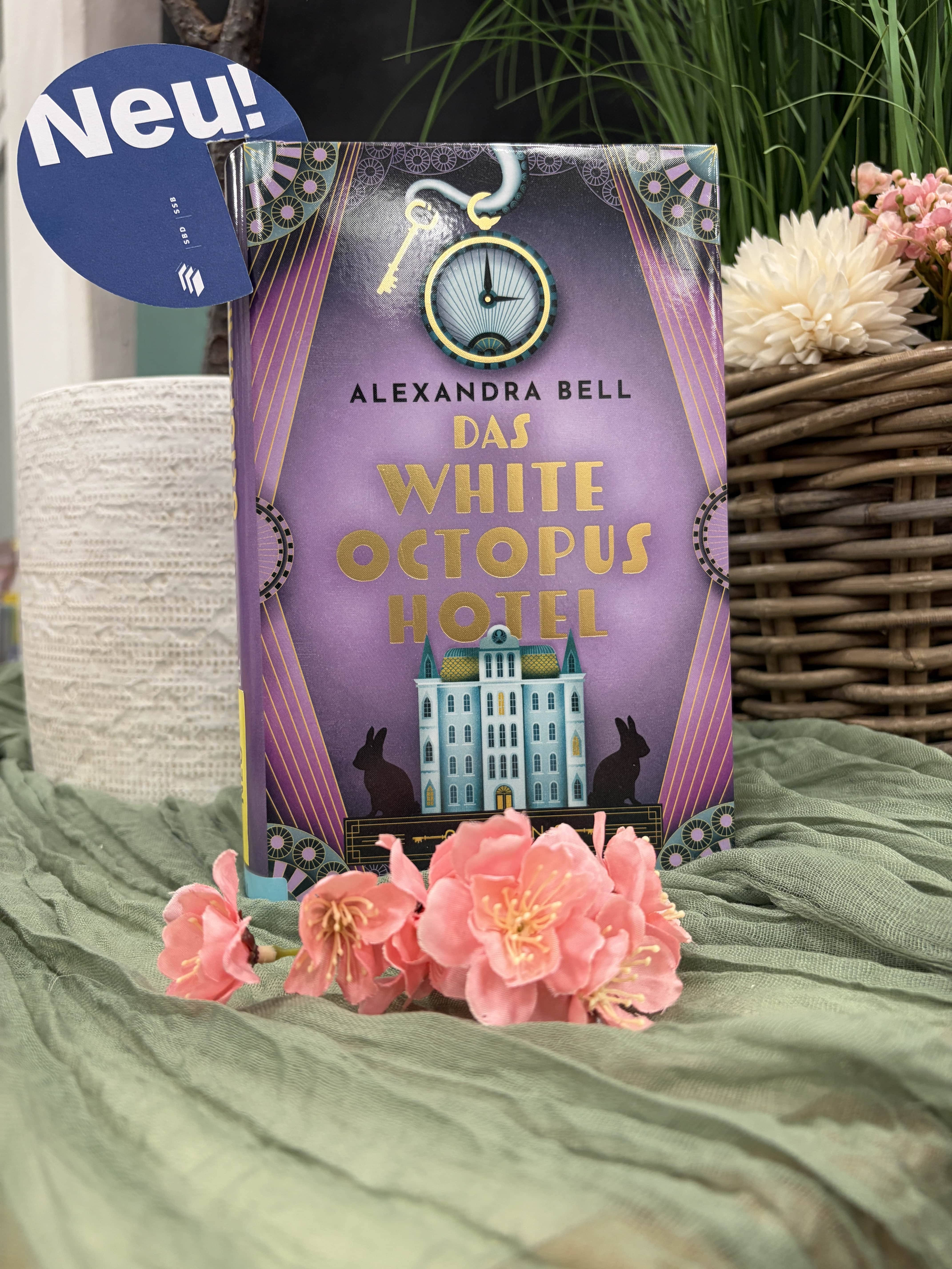 Alexandra Bell, Das White Octopus Hotel